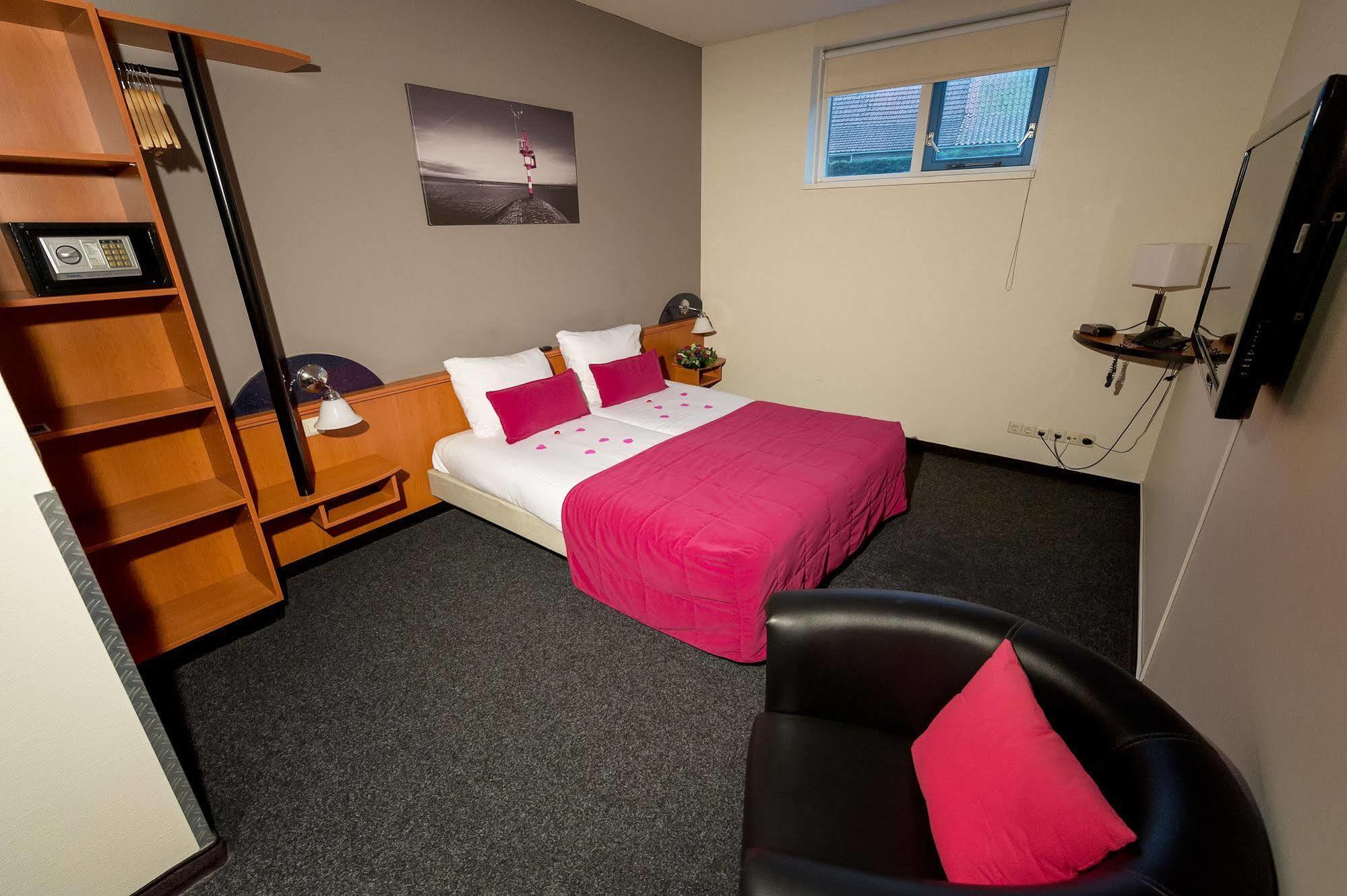 Hotel Bornholm West-Terschelling Exterior photo